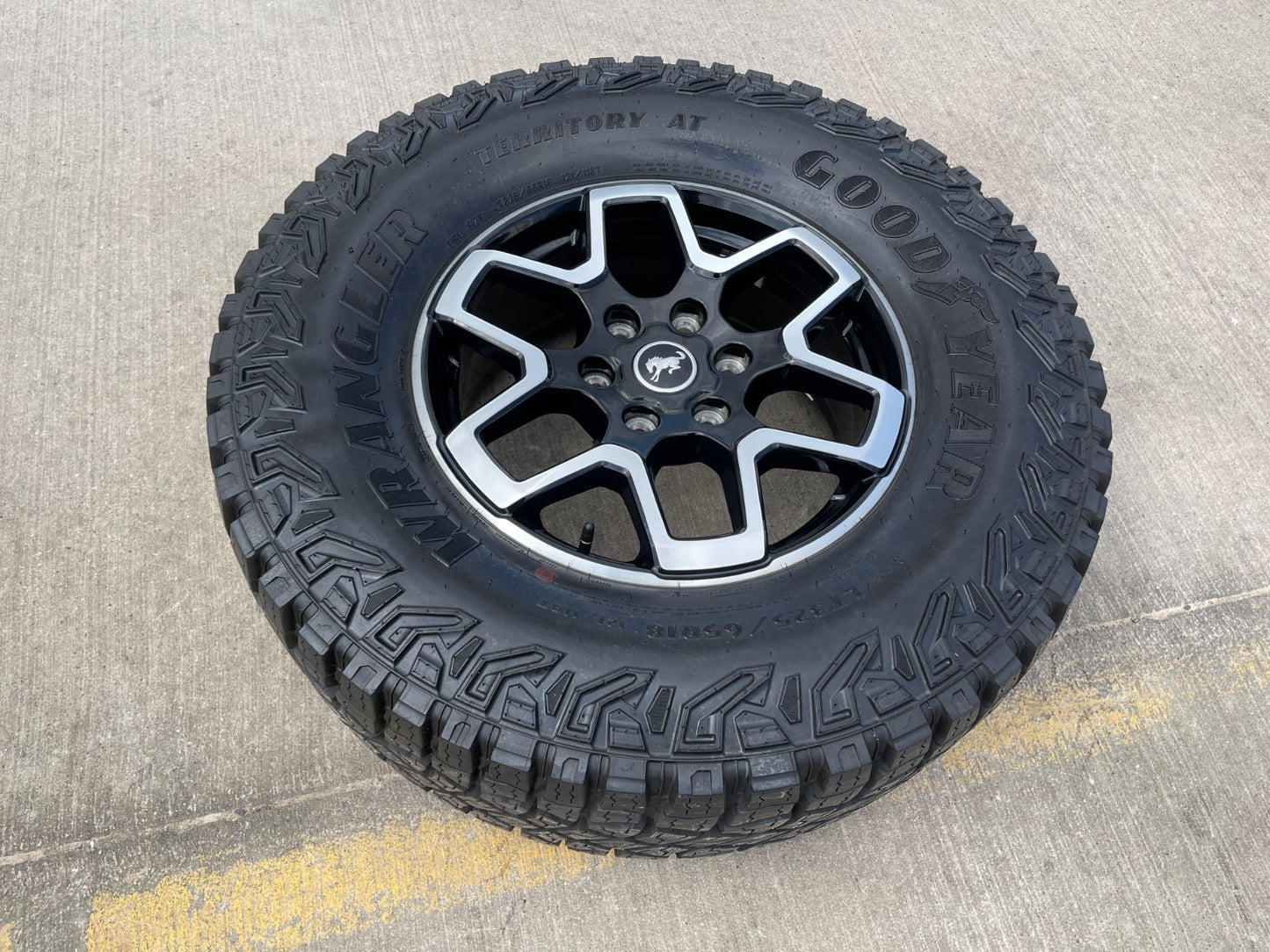 18" Ford Bronco wheel rim 95213 10389 Ranger spare GOODYEAR TERRITROY AT 35"
