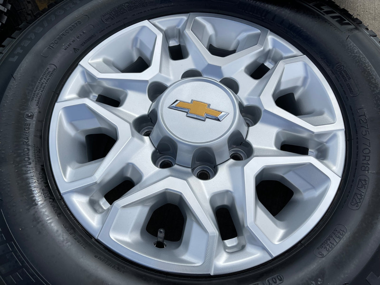 18" Chevy Silverado 2500 3500 OEM 5959 wheels rims MICHELIN LTX A/T2 NEW