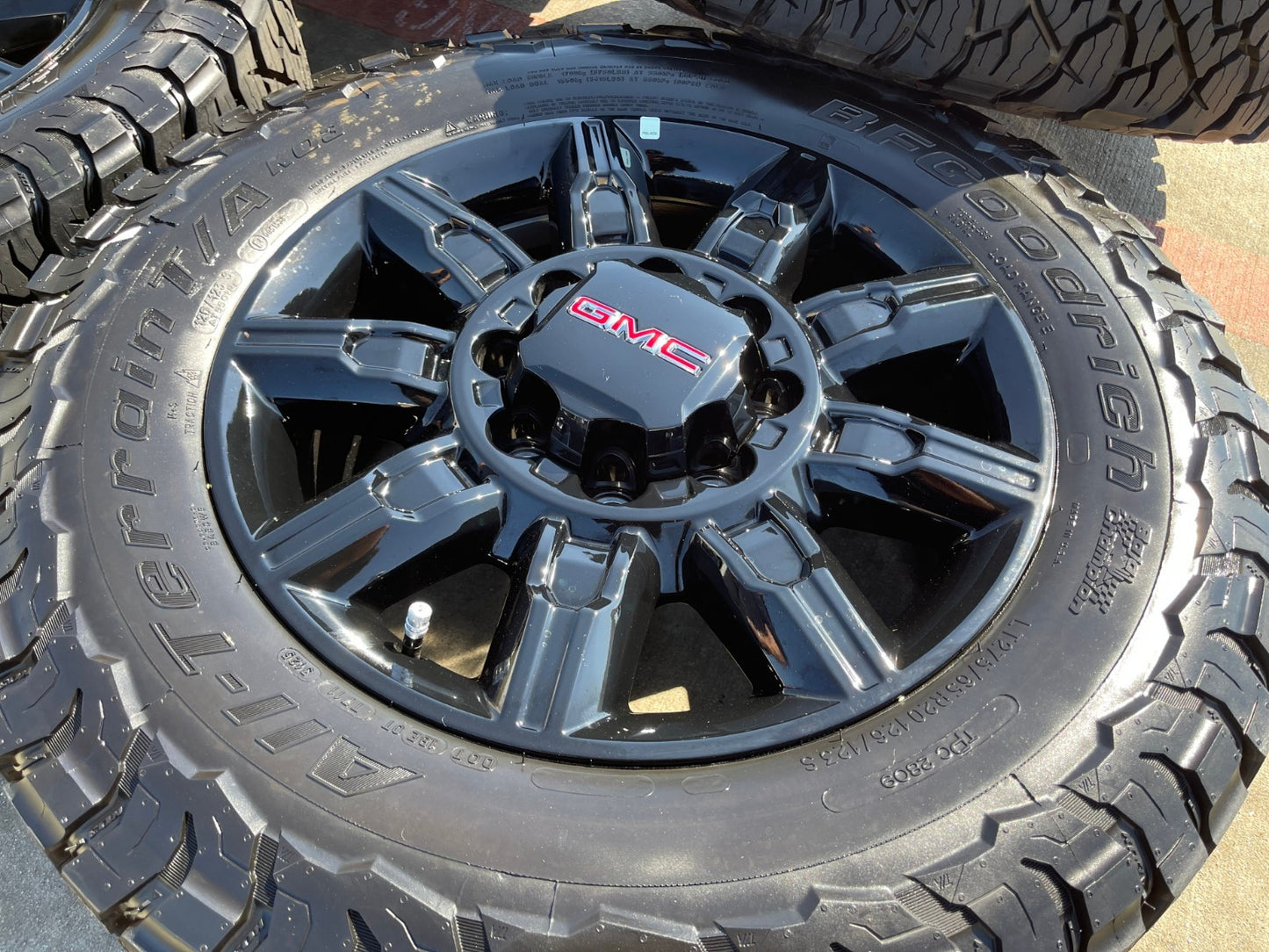 20" GMC Sierra AT4X 2500 3500 OEM 14137 5963 wheels rims Silverado BFG KO3 NEW
