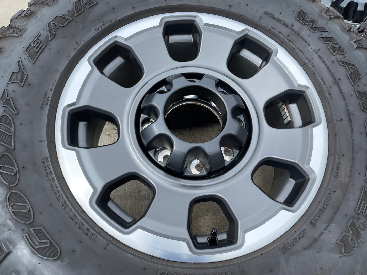 18" Ford F-250 F-350 OEM TREMOR rims wheels 10482 tires DURATRAC R/T 35"