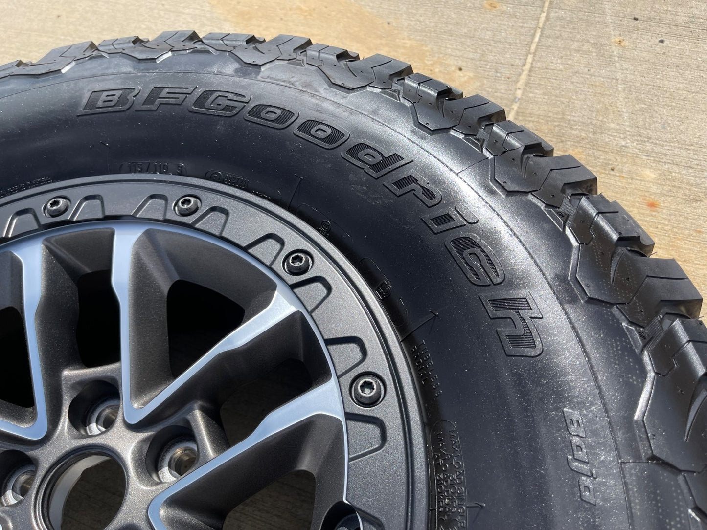 17" Jeep Wrangler 392 Gladiator Rubicon OEM 9329 BEADLOCK wheel rim BFG 35" NEW