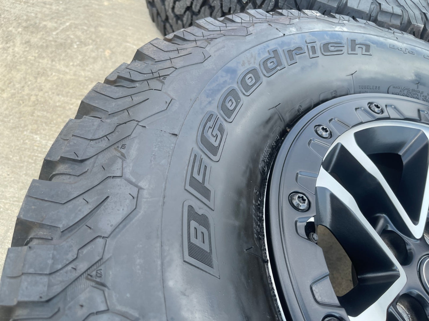 17" Jeep Wrangler 392 Gladiator Rubicon OEM 9329 BEADLOCK wheels rims BFG 35"