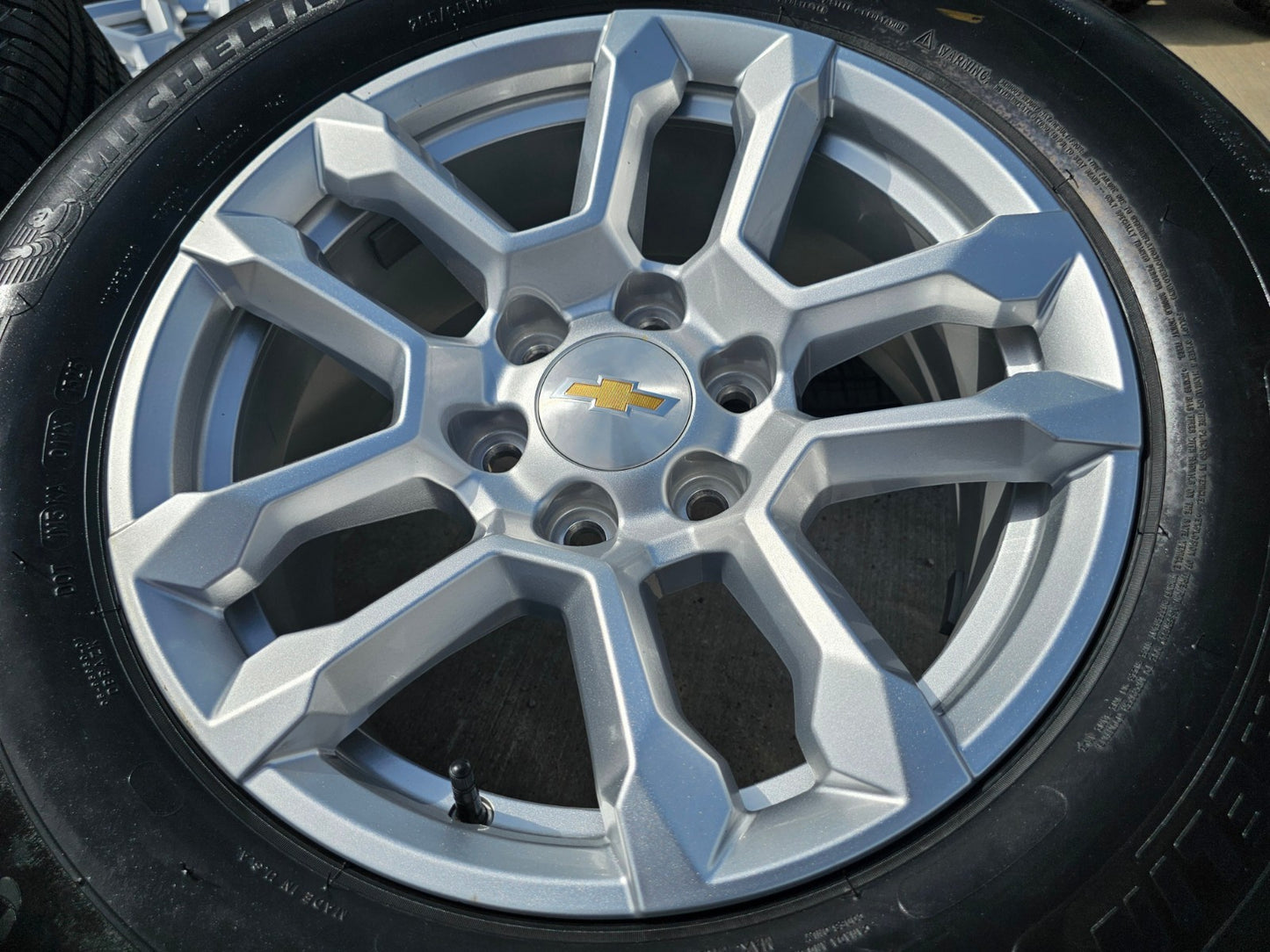 18" Chevy Silverado Suburban Tahoe OEM 14091 wheels rims GMC SET MICHELIN NEW