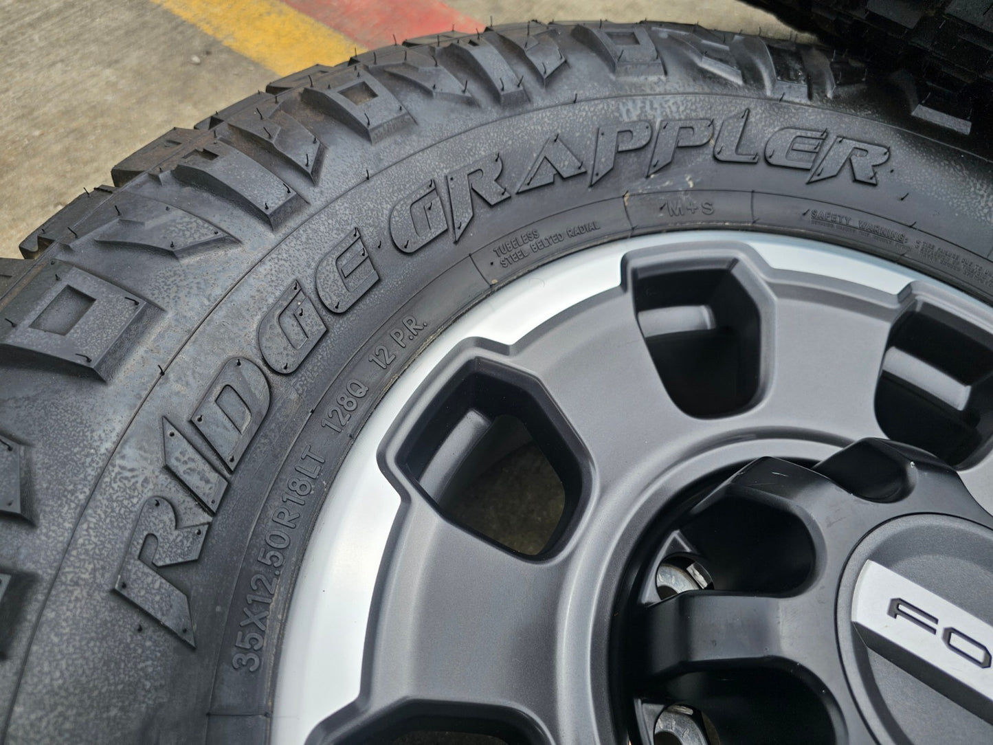 18" Ford F-250 F-350 OEM TREMOR rims wheels 10482 tires NITRO 35"