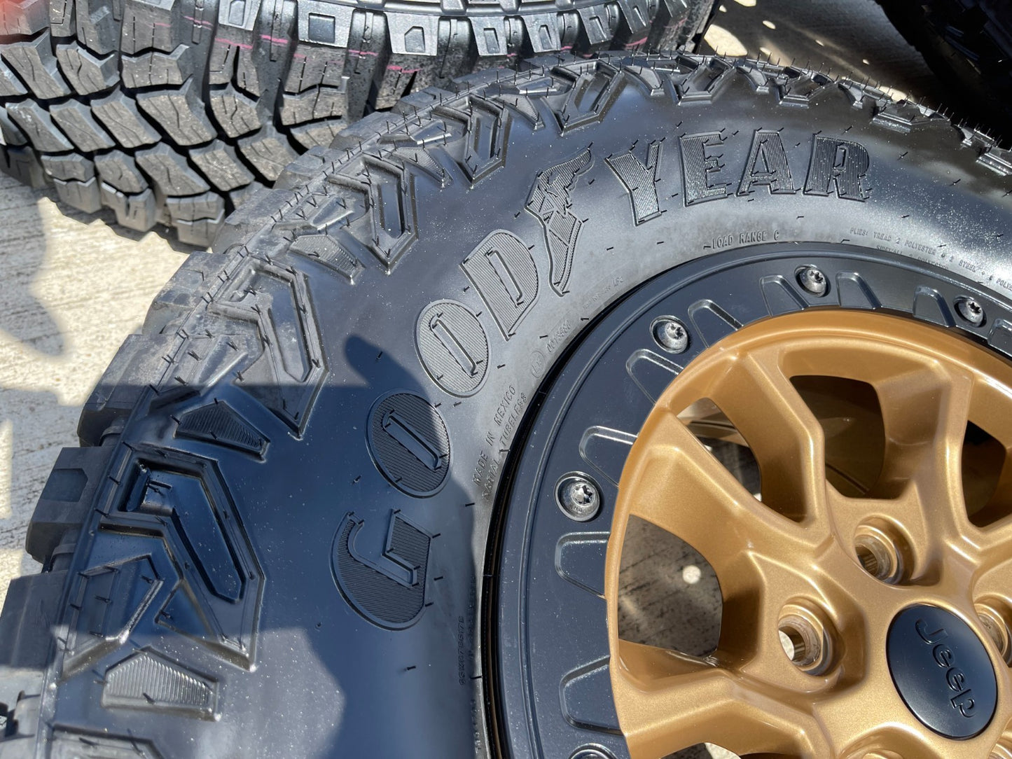 NEW 17" Jeep Wrangler 392 Gladiator Rubicon OEM BEADLOCK wheels rims 9304 95240