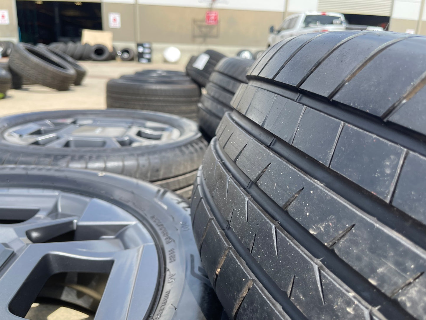 19" Kia Telluride Sorento OEM wheels rims 95983 tires Carnival BRIDGESTONE SET