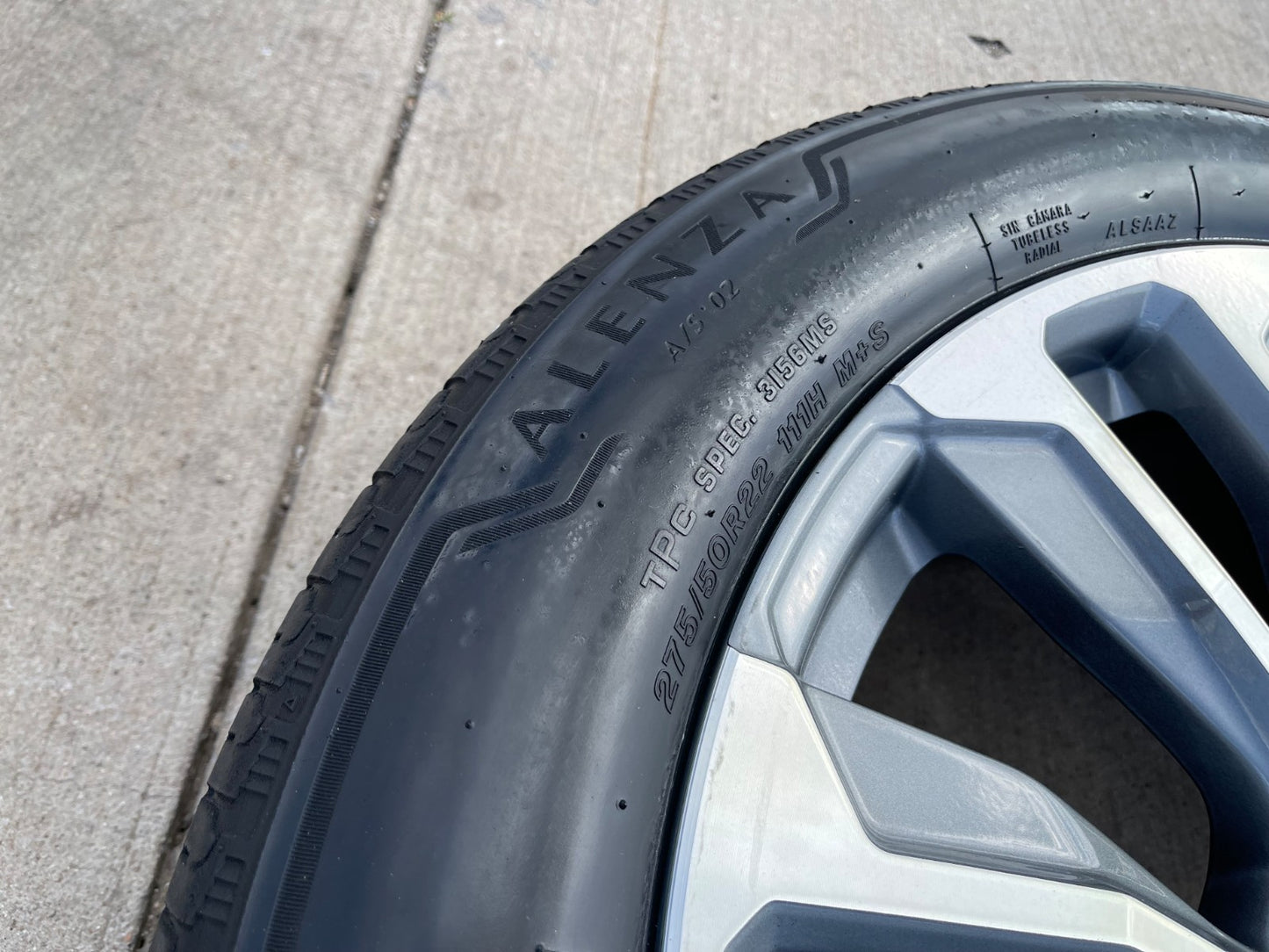 (1) 22" GMC Yukon Sierra DENALI OEM wheel rim 14025 97000 tire BRIDGESTONE