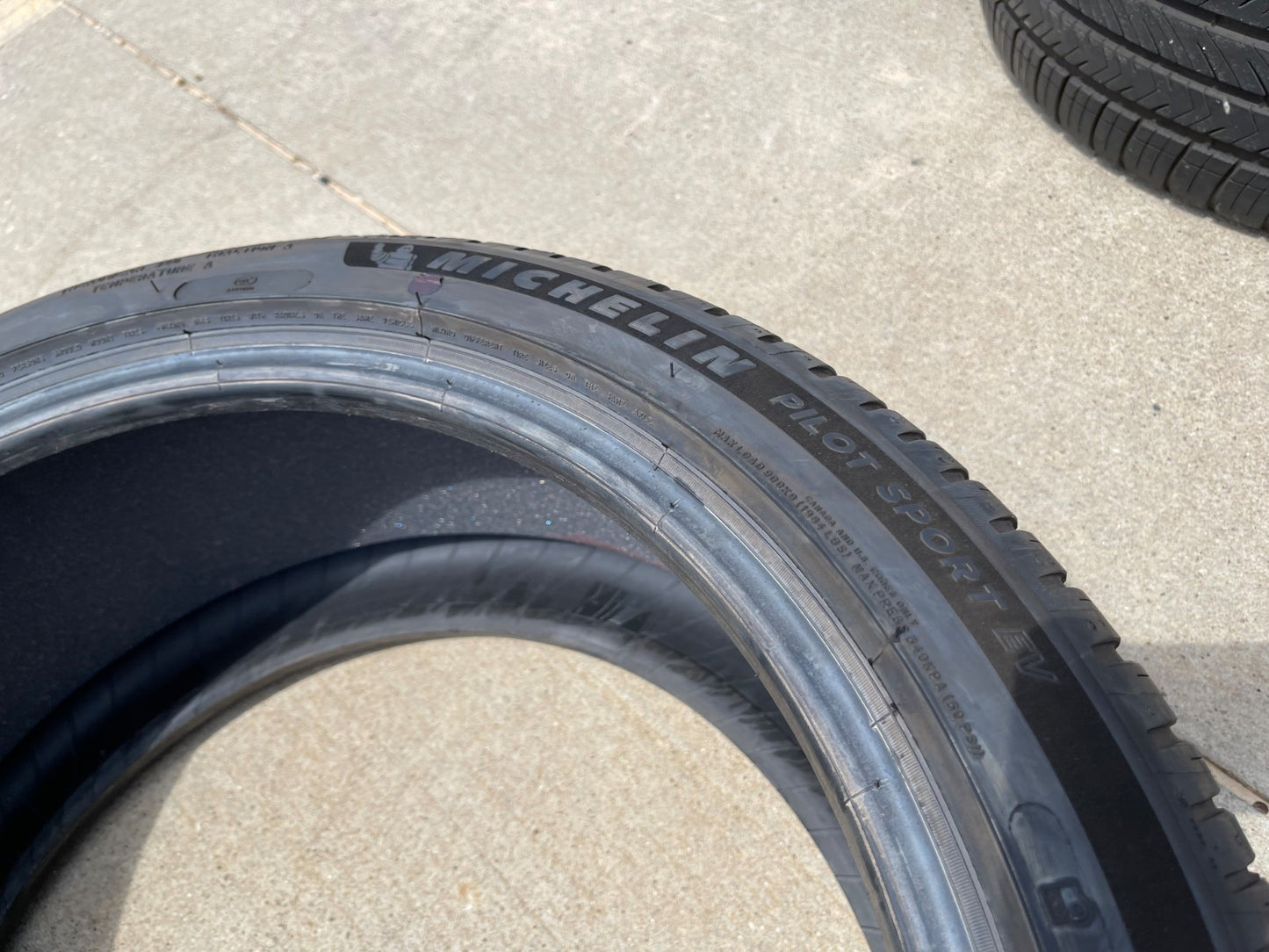 (1) 265/40/20 Michelin Pilot Sport EV 104Y XL 265/40R20 tire