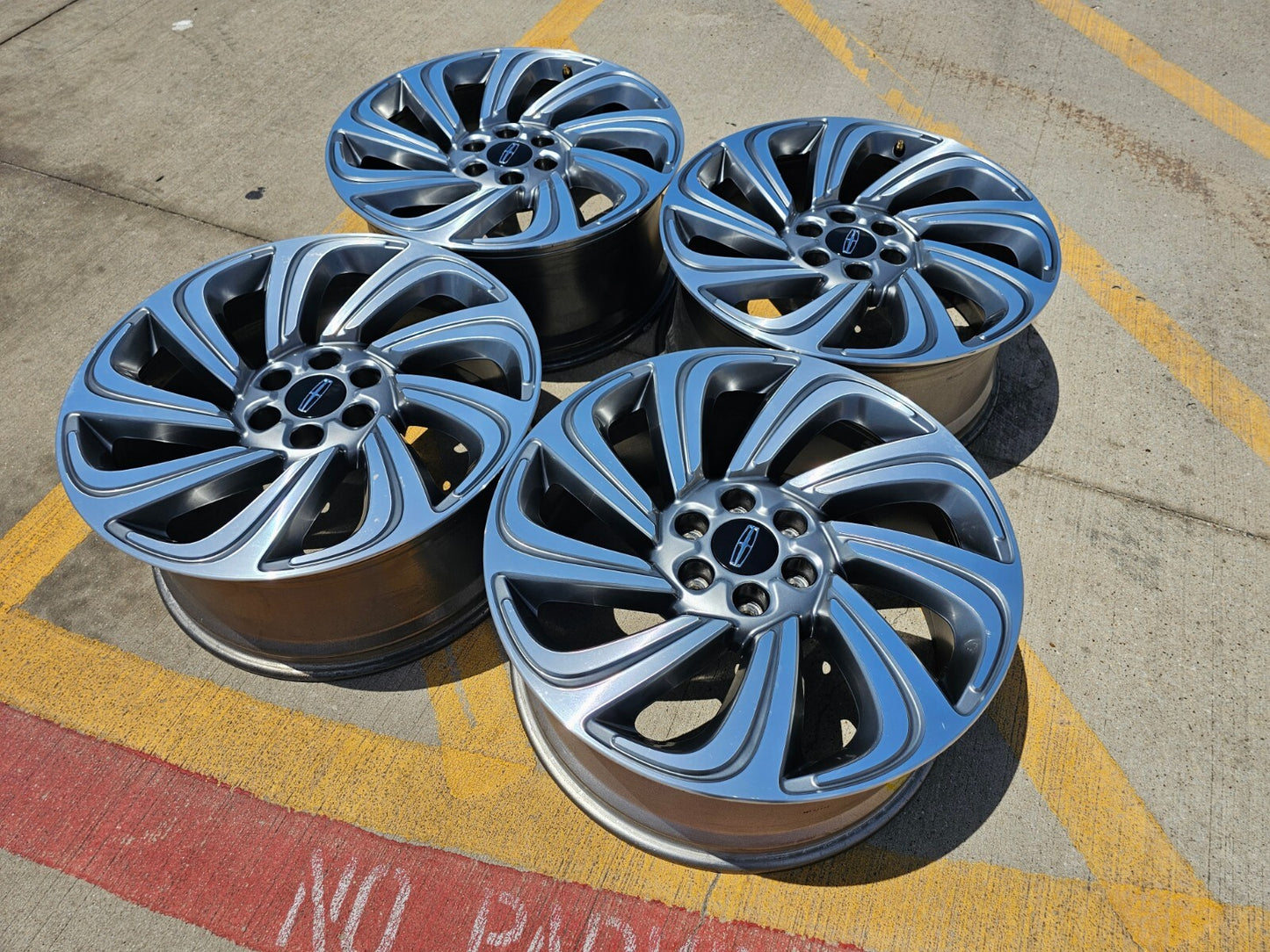 (1) 22" Lincoln Navigator OEM 10497 rim wheel Reserve 2022 2023 2024 2025 2026