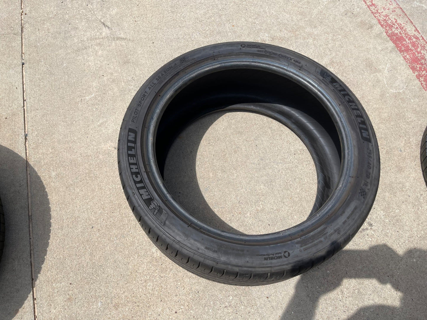 (1) 255/40/19 Michelin Pilot A/S All Season 4 100Y XL 255/40R19 tire