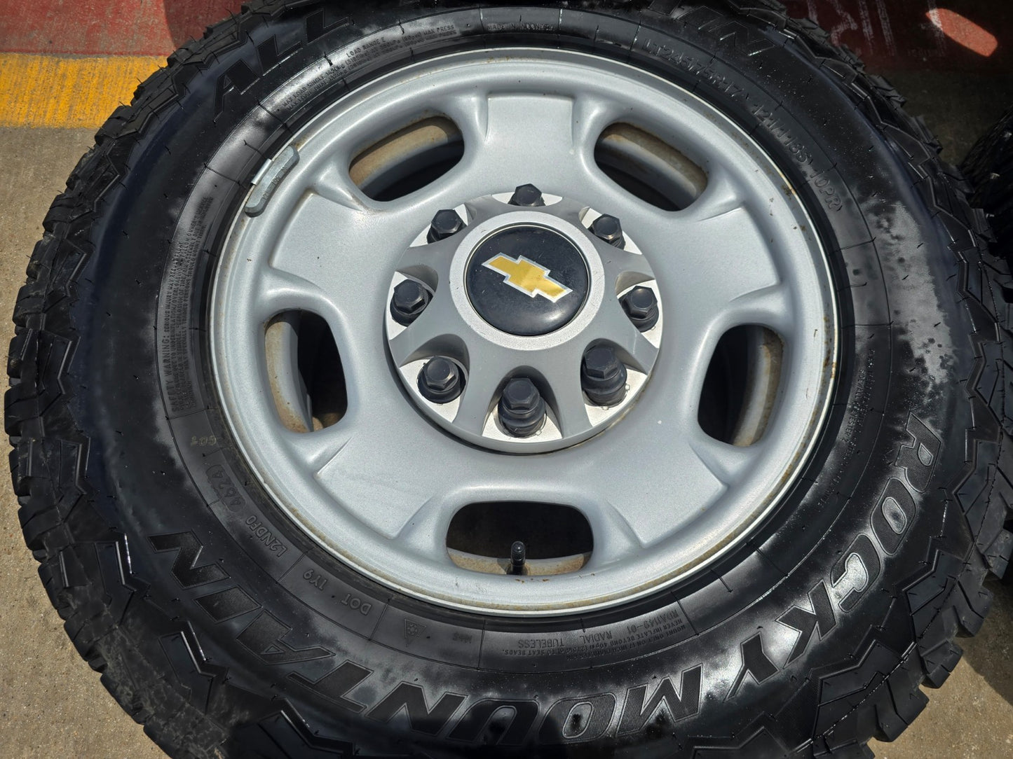 17" Chevy Silverado GMC Sierra 2500 OEM 8095 wheels rims tires A/T GREAT TREAD!!