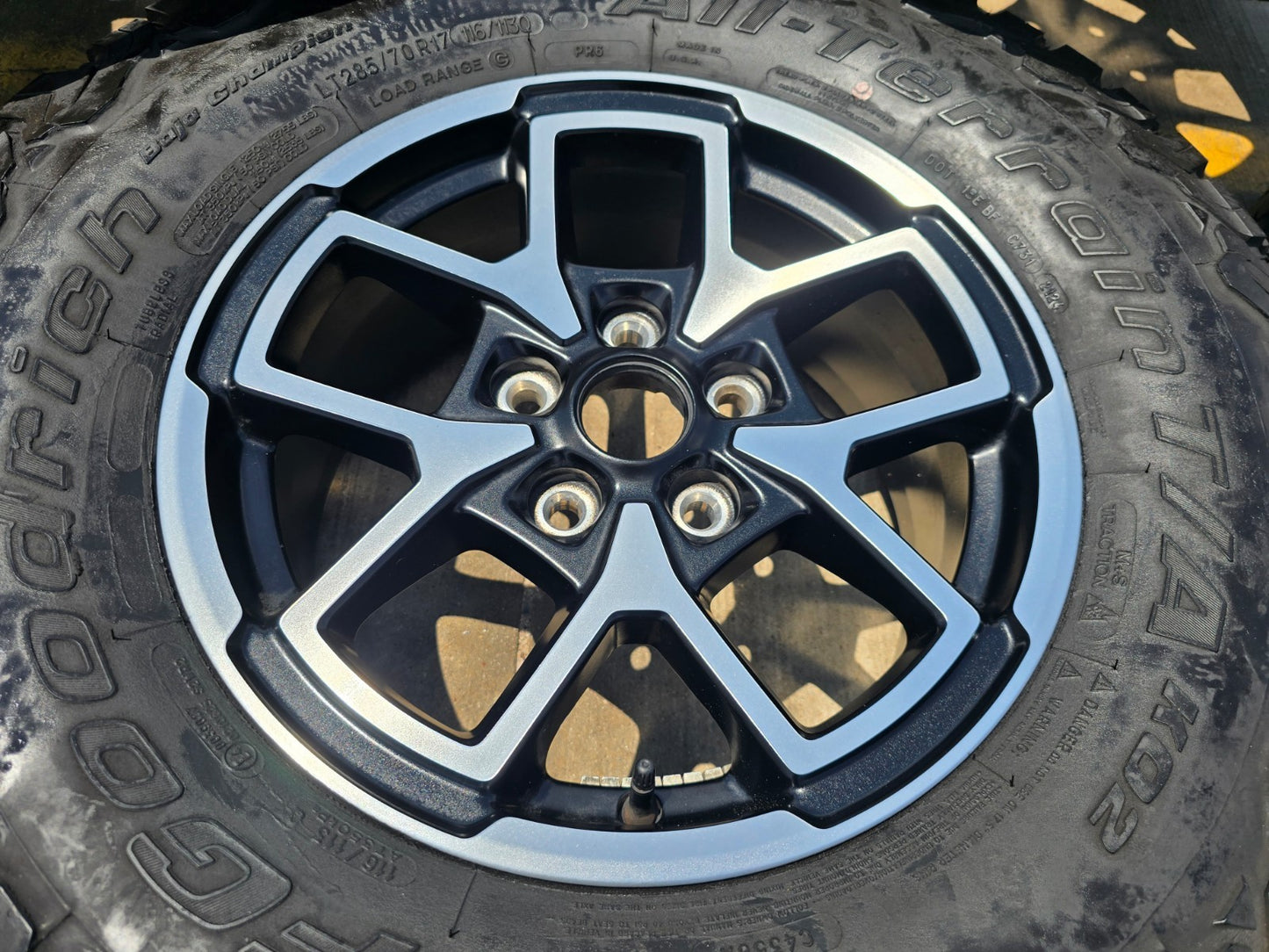 17" Jeep Wrangler Rubicon OEM 95730 9327 wheels rims Gladiator BFG KO2 A/T 33"