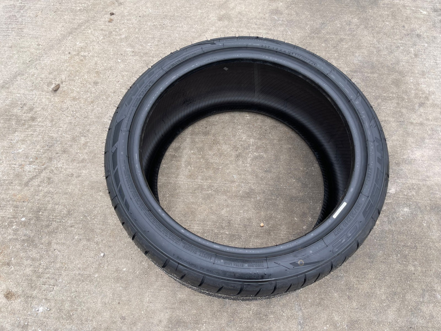(1) 265/35/19 Nitto NT555 G2 tire 265/35/19 98W NEW