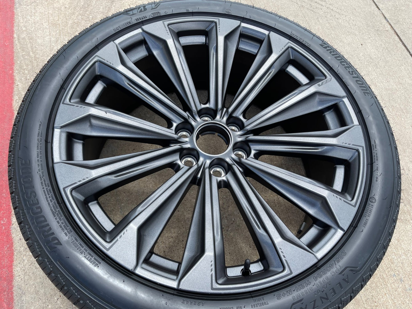 (1) 24" Cadillac Escalade V OEM 84949597 wheel rim tire 2025 2026 2027
