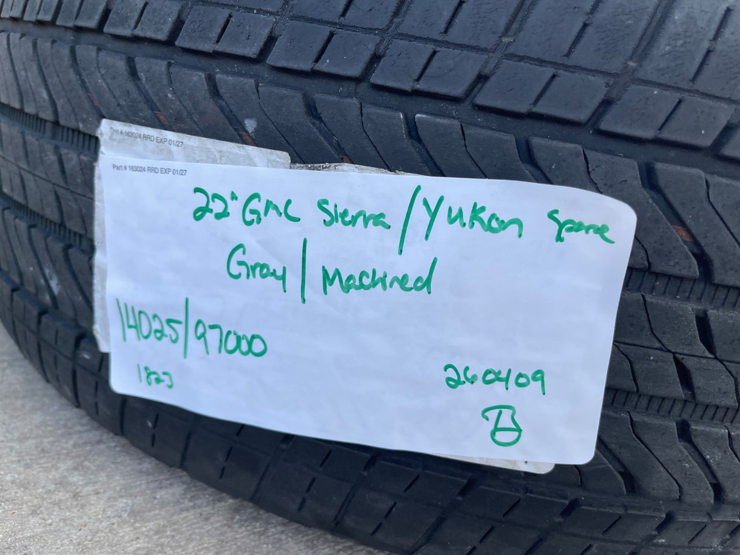(1) 22" GMC Yukon Sierra DENALI OEM wheel rim 14025 97000 tire BRIDGESTONE