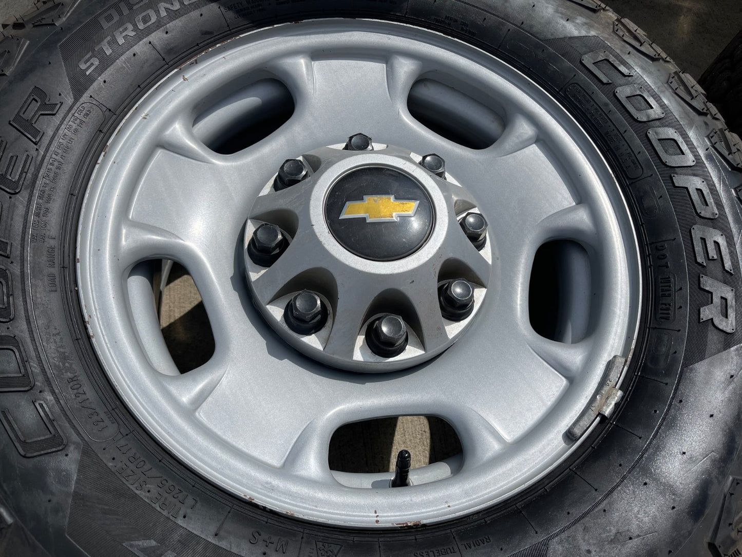 17" Chevy Silverado GMC Sierra 2500 OEM 8095 wheels rims COOPER DISCOVERER AT