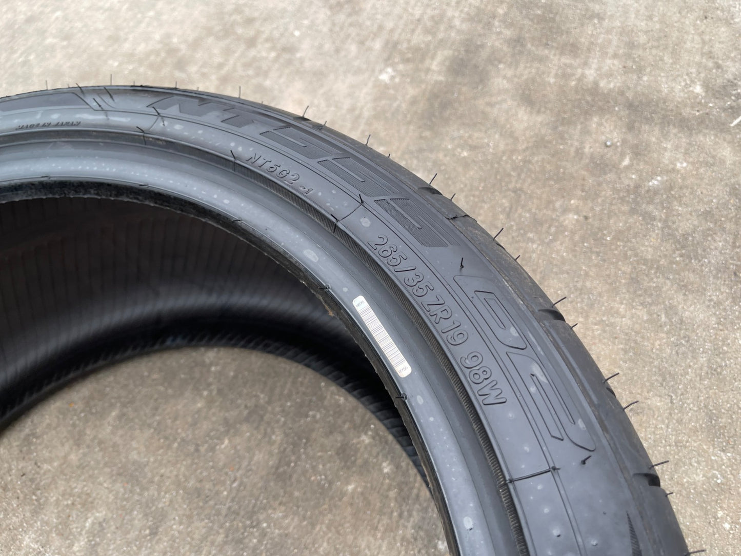 (1) 265/35/19 Nitto NT555 G2 tire 265/35/19 98W NEW