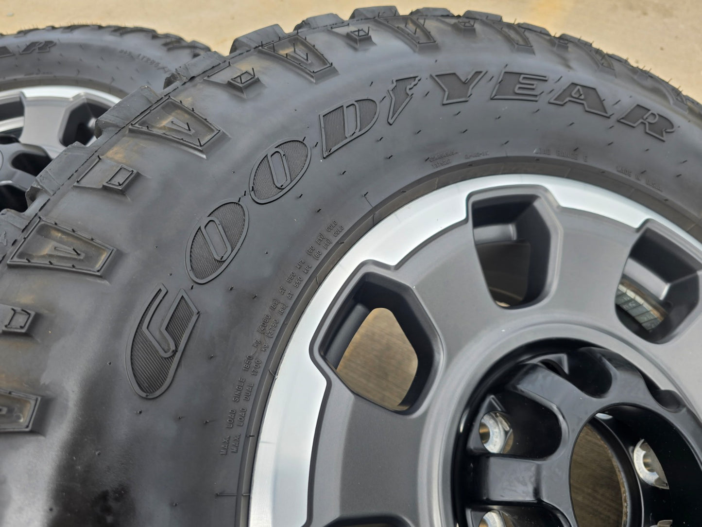 18" Ford F-250 F-350 OEM TREMOR rims wheels 10482 tires DURATRAC R/T 35"