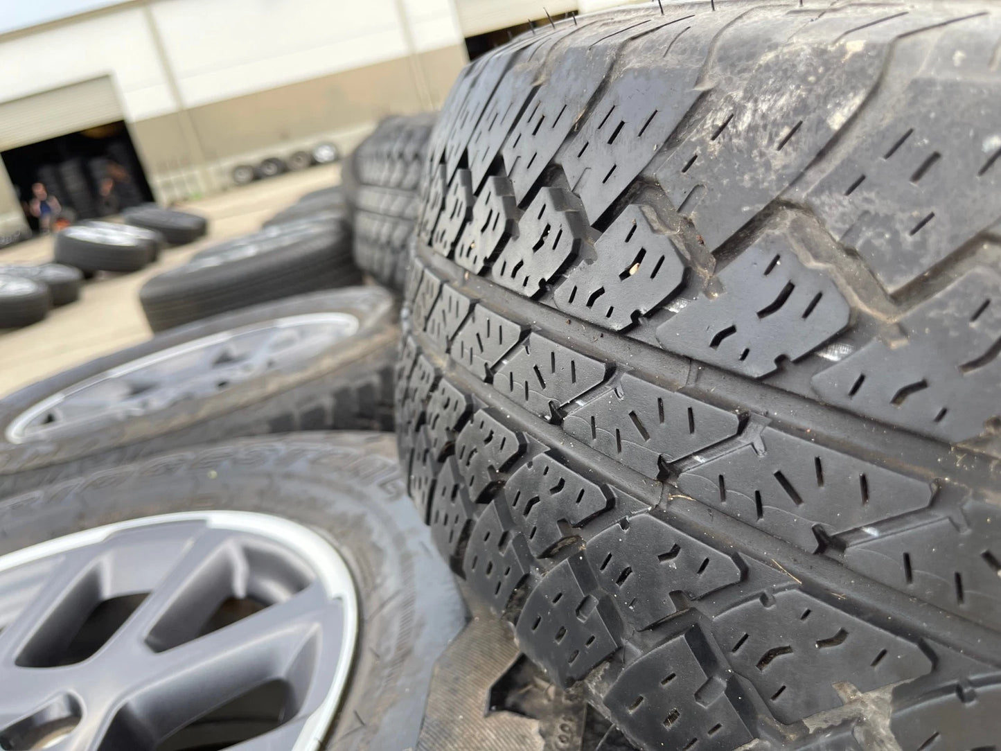 18" Jeep Gladiator Overland OEM wheels rims Wrangler 9241 tires