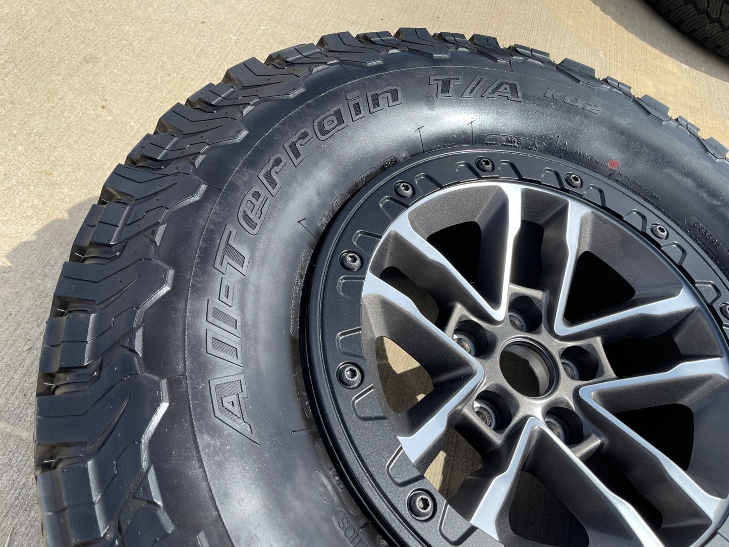 17" Jeep Wrangler 392 Gladiator Rubicon OEM 9329 BEADLOCK wheel rim BFG 35" NEW