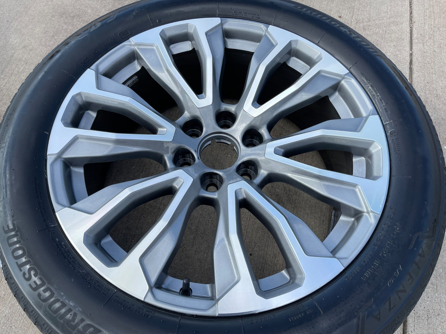 (1) 22" GMC Yukon Sierra DENALI OEM wheel rim 14025 97000 tire BRIDGESTONE