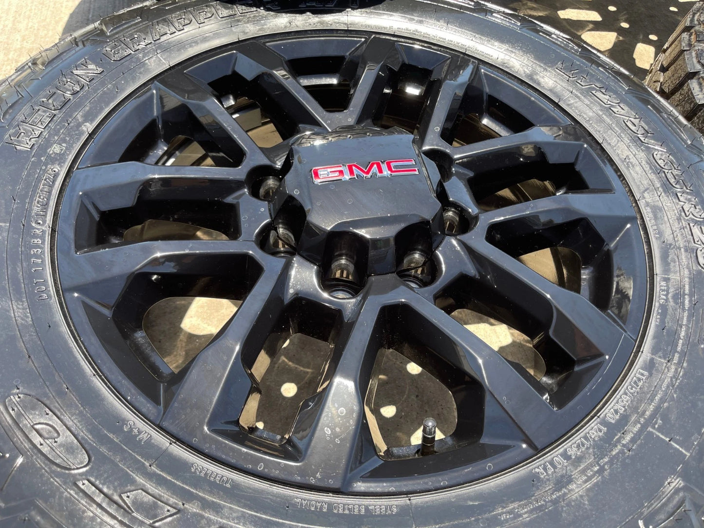 20" GMC AT4 Chevy Silverado Trail Boss 2500 87847207 OEM wheels rims NEW NITTO