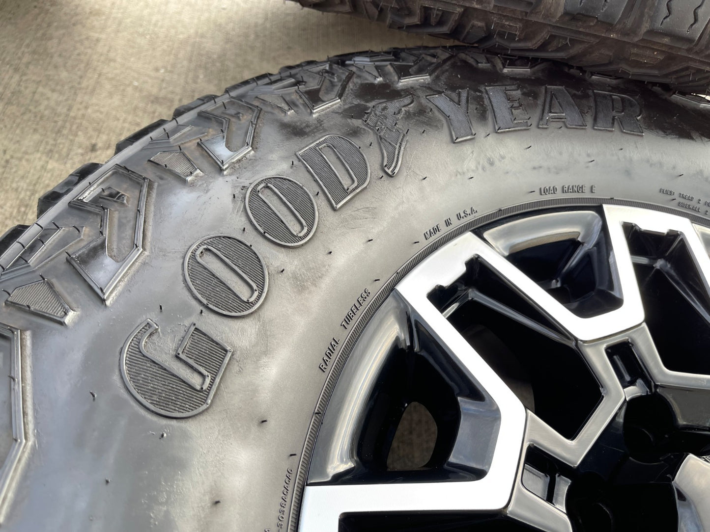 18" GMC Sierra AT4X Chevy Trail Boss 2500 OEM 14136 wheels rims GOODYEAR 35"