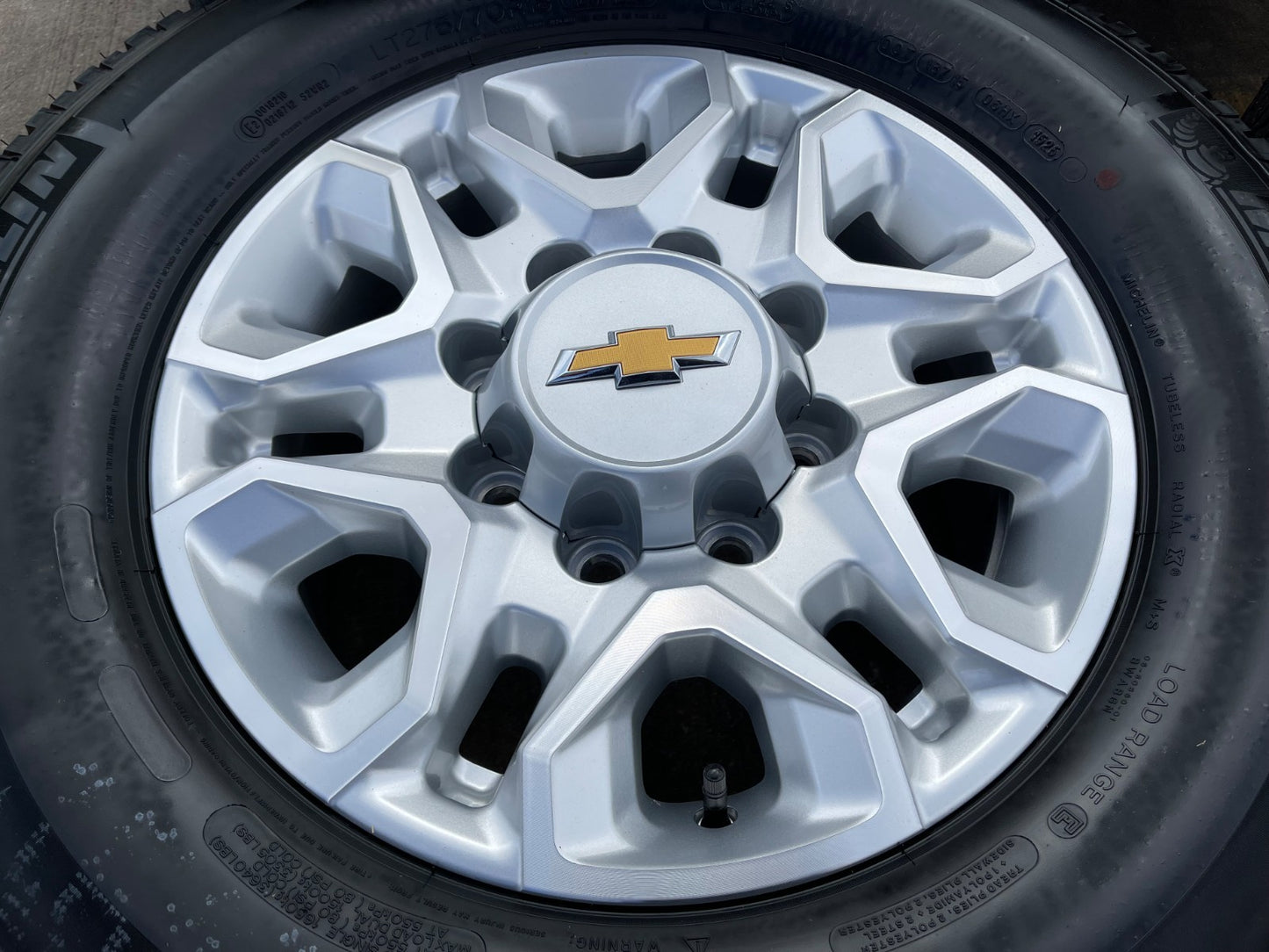 18" Chevy Silverado 2500 3500 OEM 5959 wheels rims MICHELIN LTX A/T2 NEW