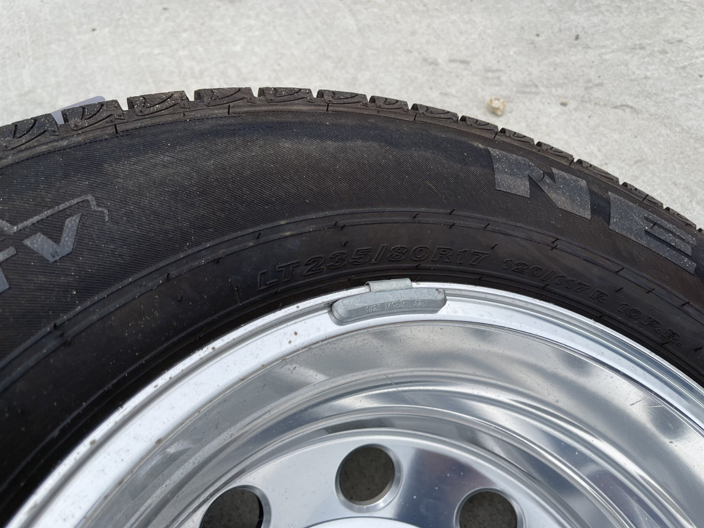 (1) 17" Dodge Ram 3500 Dually Laramie 8x200 REAR wheel rim 2702 OEM tire NEXEN