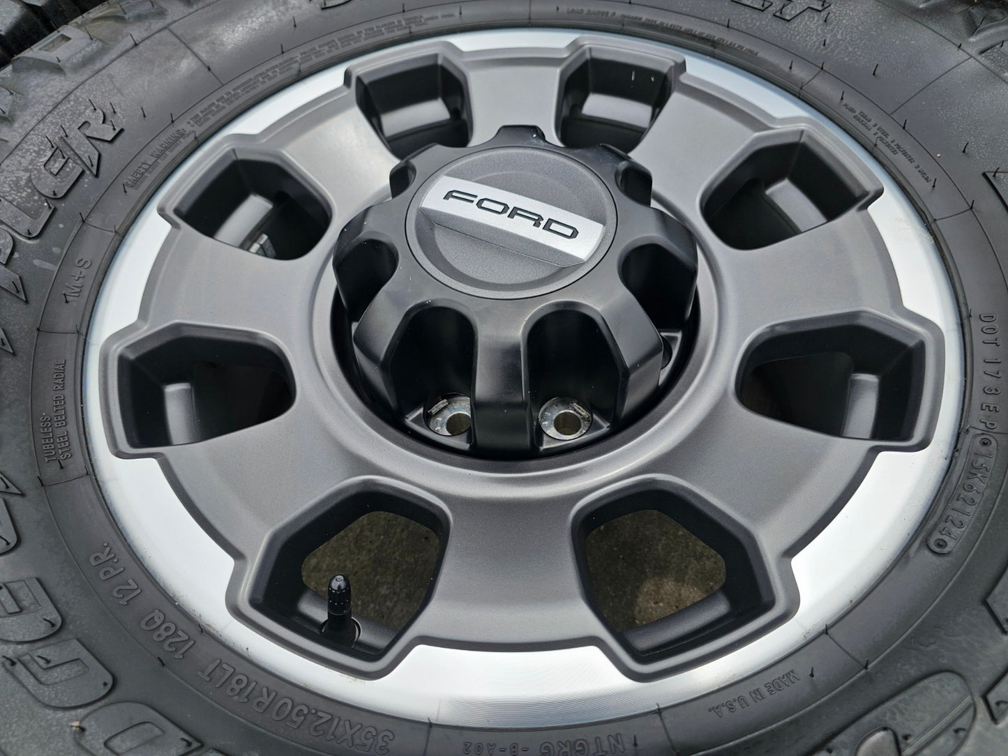 18" Ford F-250 F-350 OEM TREMOR rims wheels 10482 tires NITRO 35"