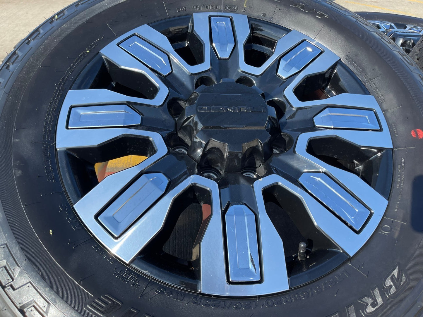 20" GMC Sierra DENALI 2500 3500 OEM wheels rims 5958 14138 Chevy DUELER A/T NEW