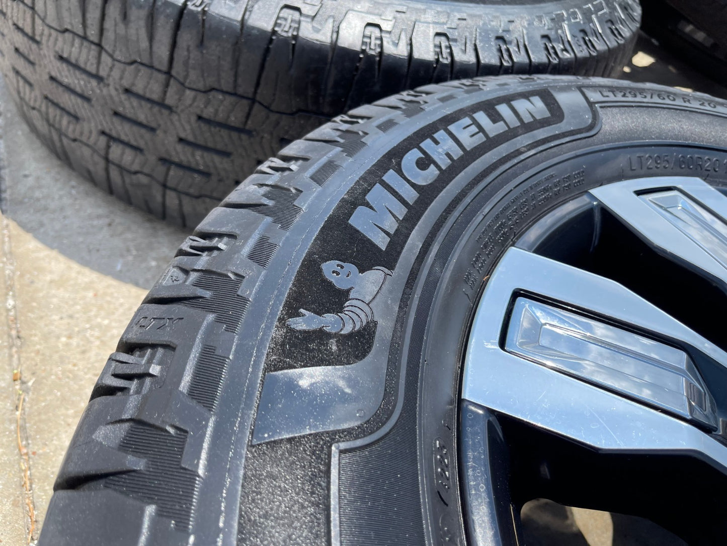 20" GMC Sierra 2500 3500 OEM wheels rims 5958 14138 tires MICHELIN DEFENDER
