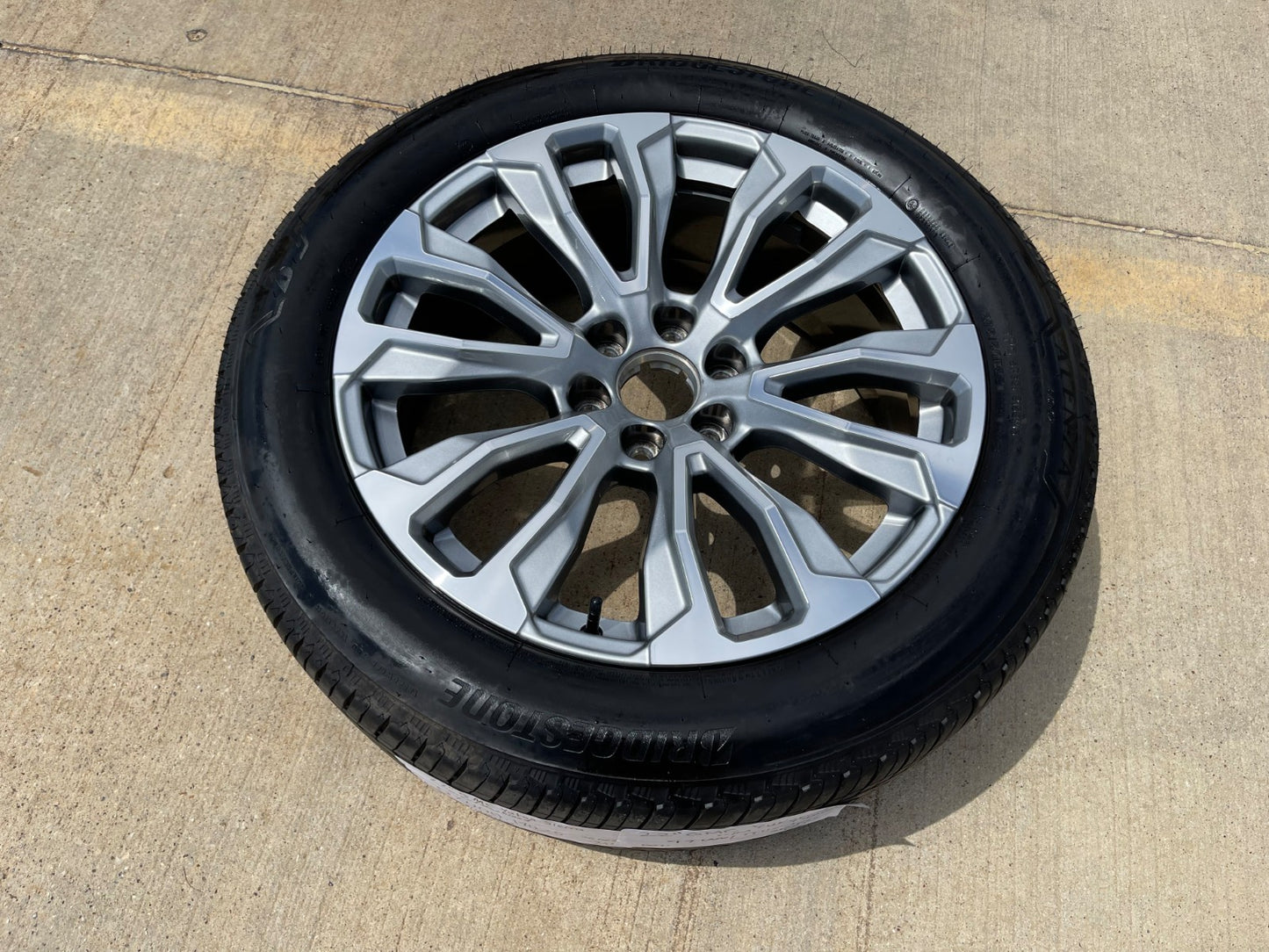 22" GMC Yukon Sierra DENALI OEM wheel rim 14025 97000 tire (1) spare BRIDGESTONE
