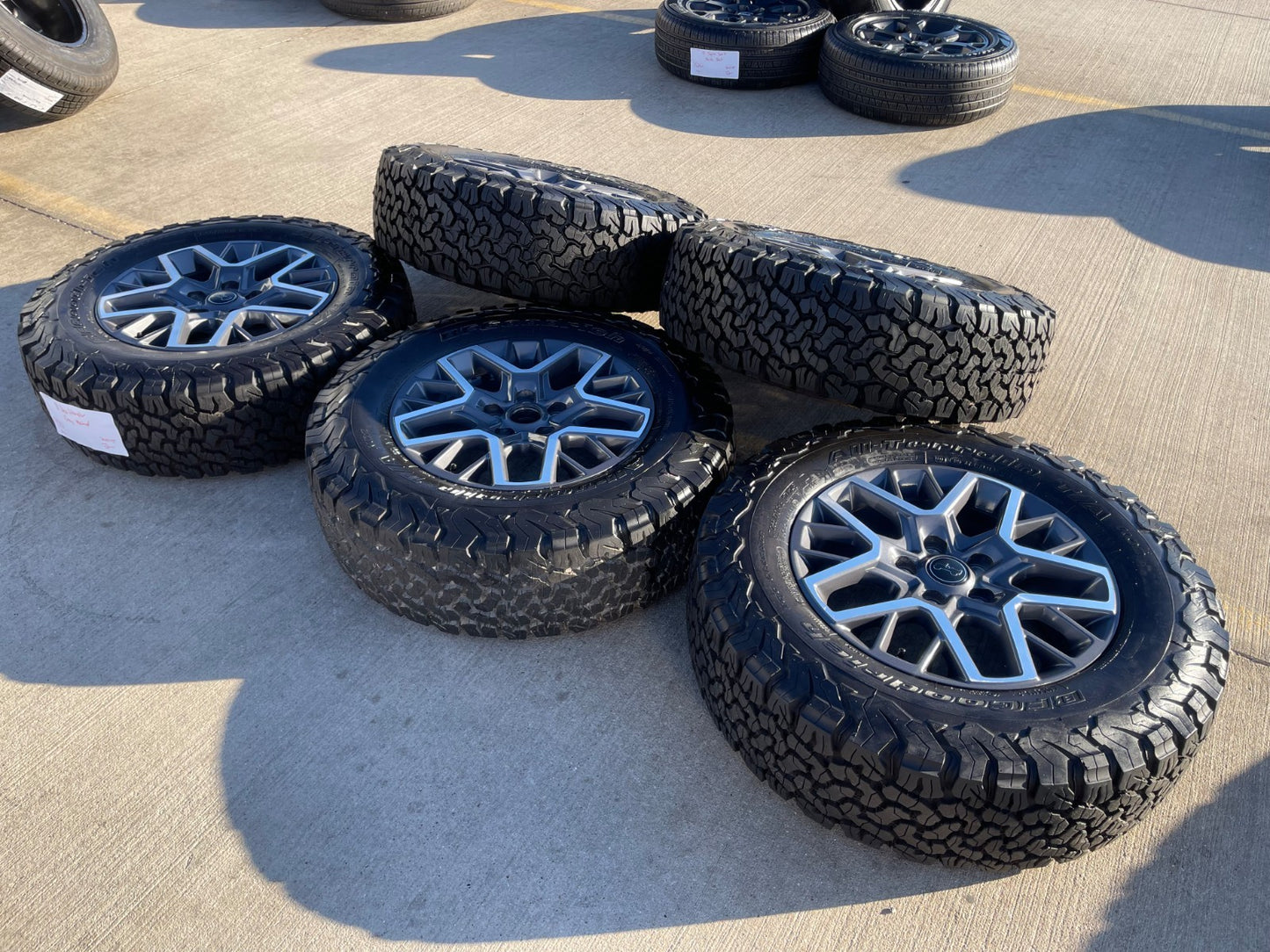 18" Jeep Wrangler Grand Cherokee Gladiator OEM 9331 wheels rims BFG KO2 A/T NEW