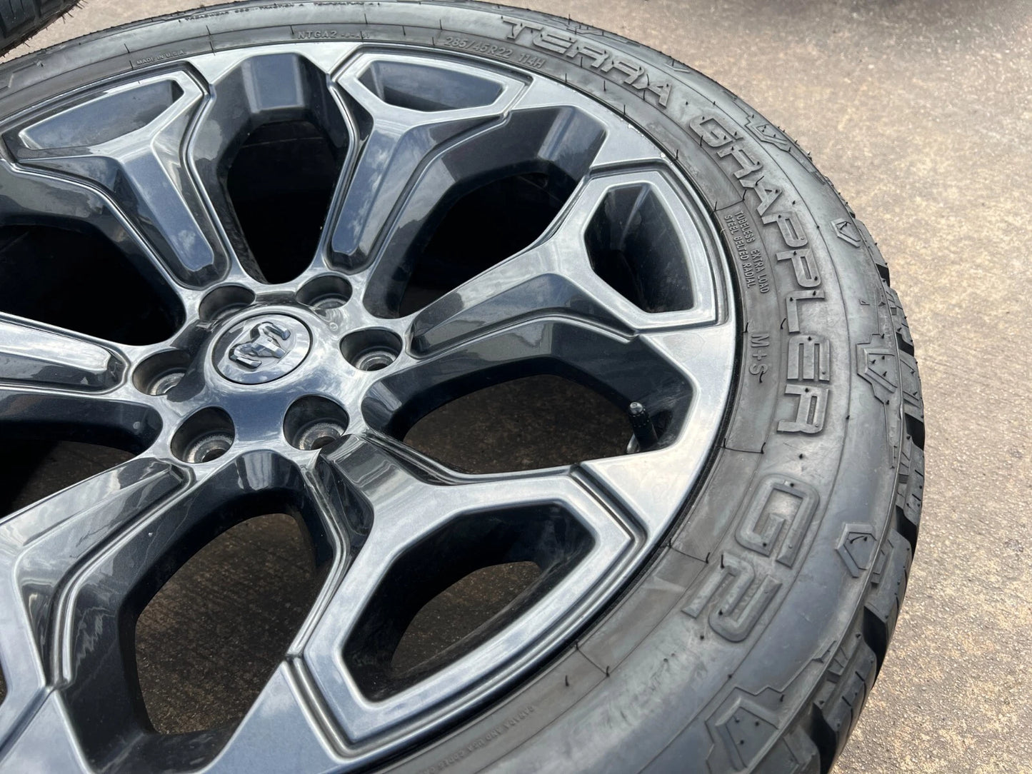22" Dodge Ram 1500 OEM Laramie wheels LIMITED Gray 2685 2727 tires