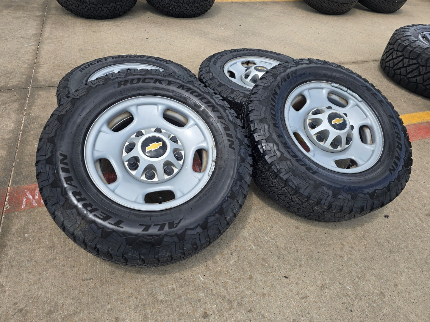 17" Chevy Silverado GMC Sierra 2500 OEM 8095 wheels rims tires A/T GREAT TREAD!!