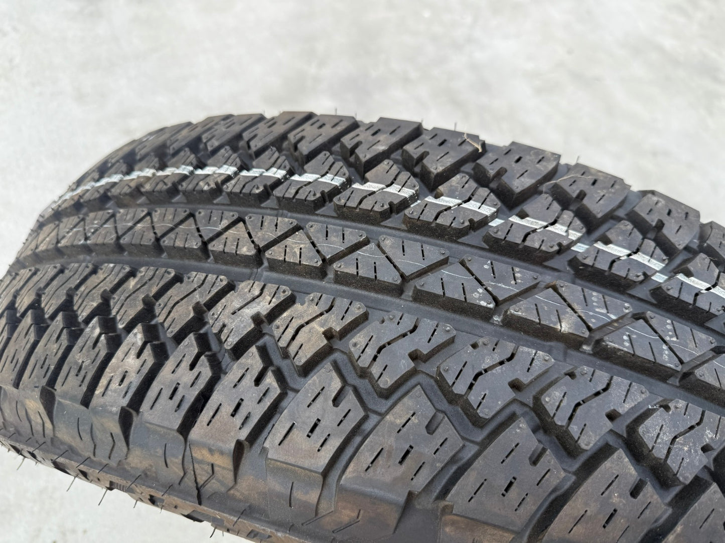 (1) 255/70/18 Bridgestone Dueler A/T tire Tundra Sequoia 113T M+S 255/70R18 NEW