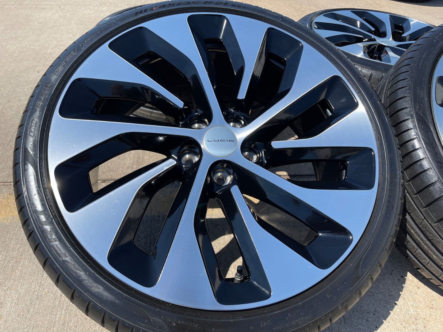 21" Lucid Air Grand Touring OEM 95542 95543 wheels rims black tires PIRELLI NEW