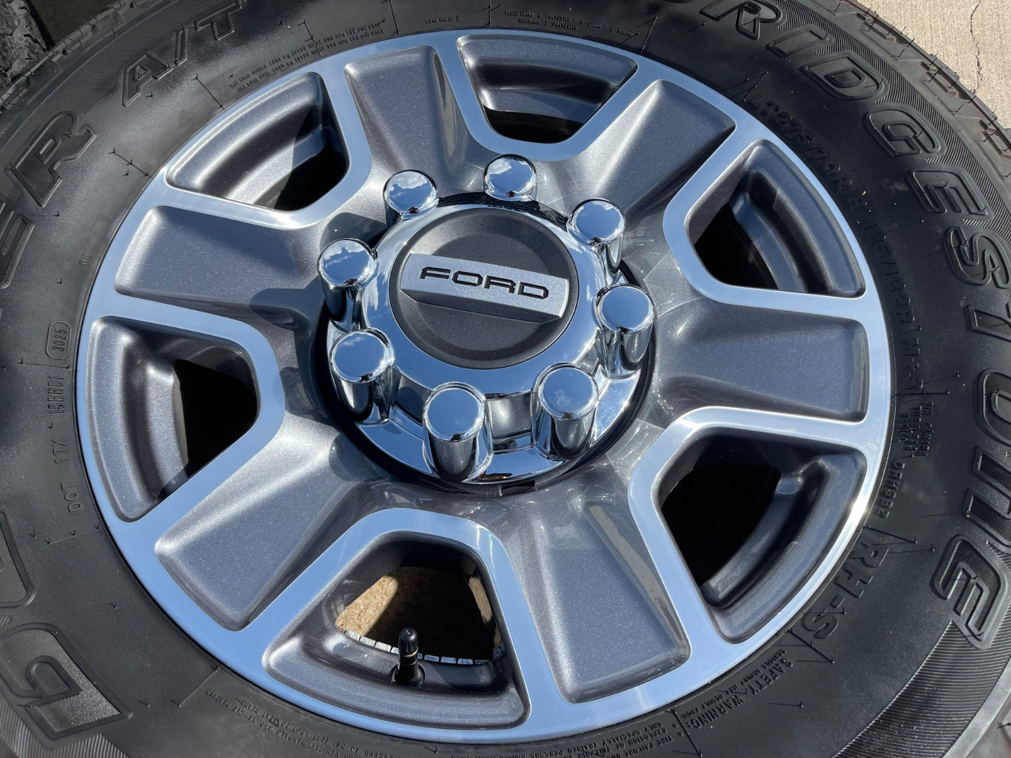 18" Ford F-250 F-350 Lariat FX-4 OEM wheels 10480 10298 tires BRIDGESTONE A/T