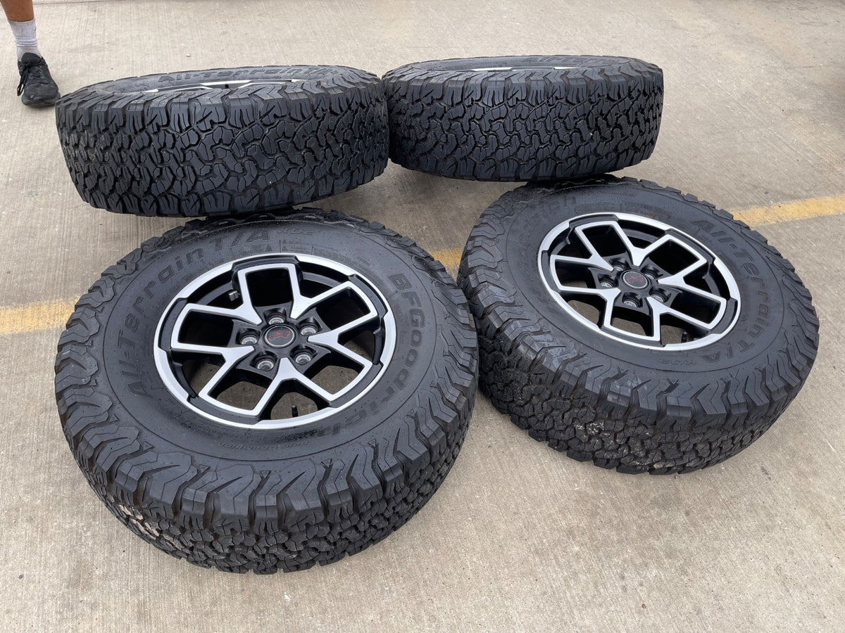 17" Jeep Wrangler Rubicon OEM 95730 9327 wheels rims Gladiator BFG KO2 A/T 33"