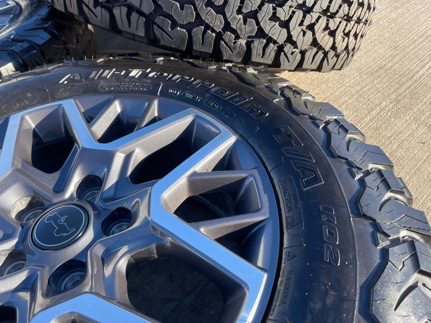 18" Jeep Wrangler Grand Cherokee Gladiator OEM 9331 wheels rims BFG KO2 A/T NEW