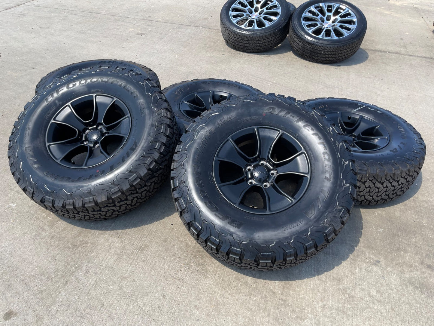(4) 17" Jeep Wrangler Rubicon OEM 96226 wheels rims Gladiator BFG KO2 37" NEW
