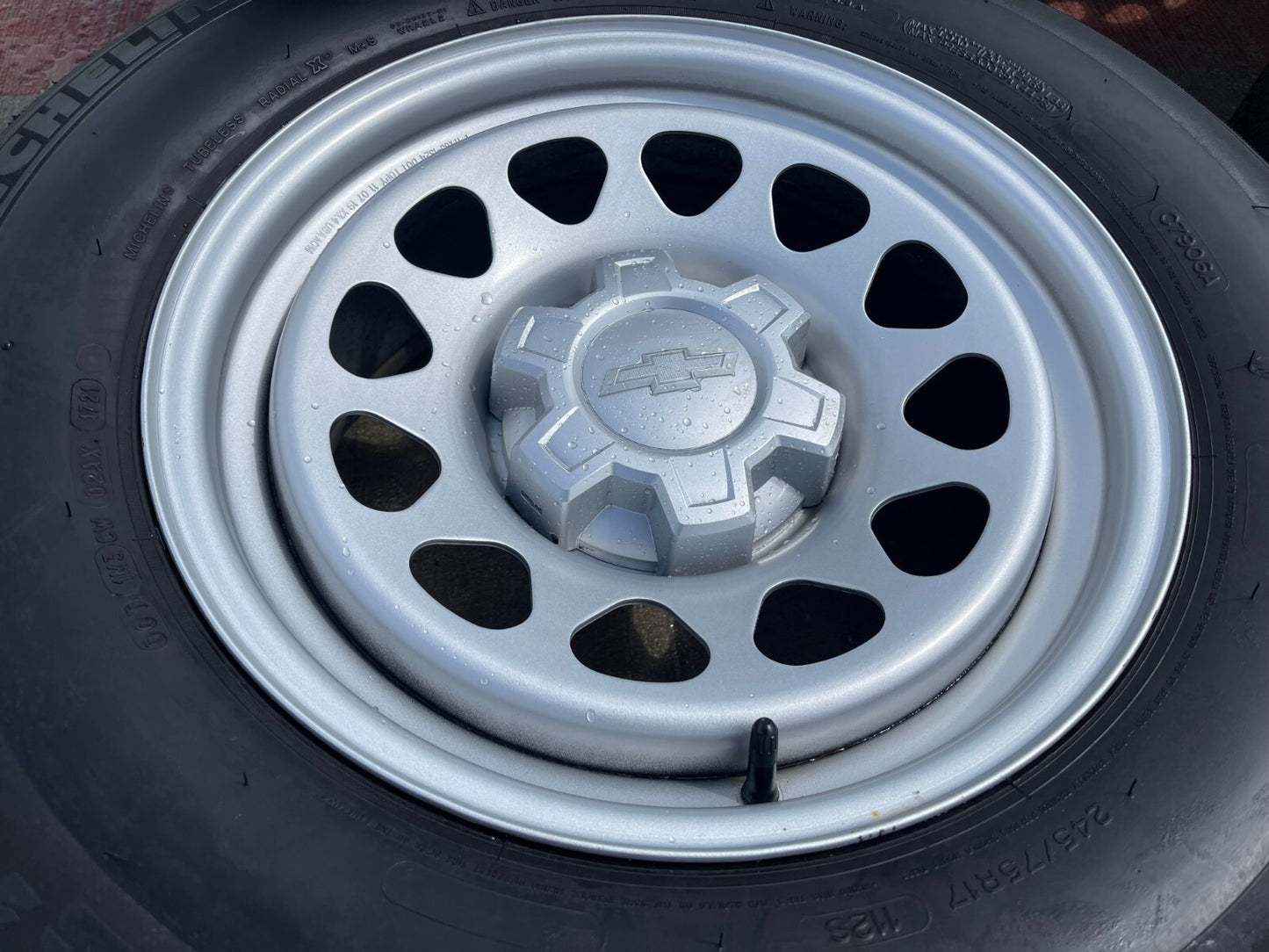 17" Chevy Silverado Sierra OEM wheels rims Tahoe Colorado 8130 Canyon MICHELIN