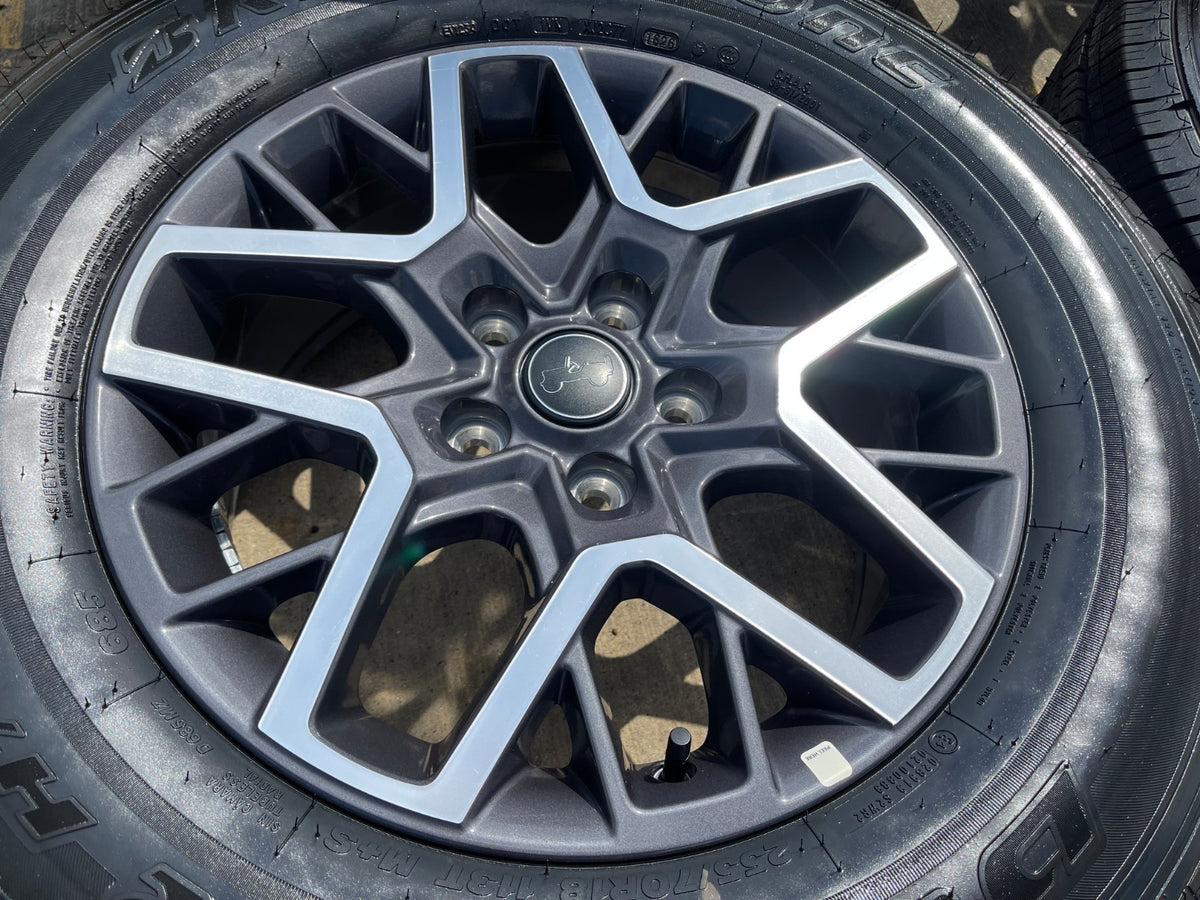 18" Jeep Wrangler Grand Cherokee Gladiator OEM 9331 wheels rims DUELER H/T NEW