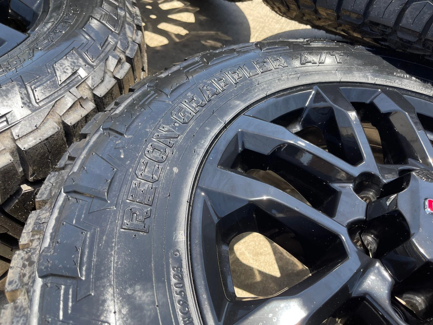 20" GMC AT4 Chevy Silverado Trail Boss 2500 87847207 OEM wheels rims NEW NITTO