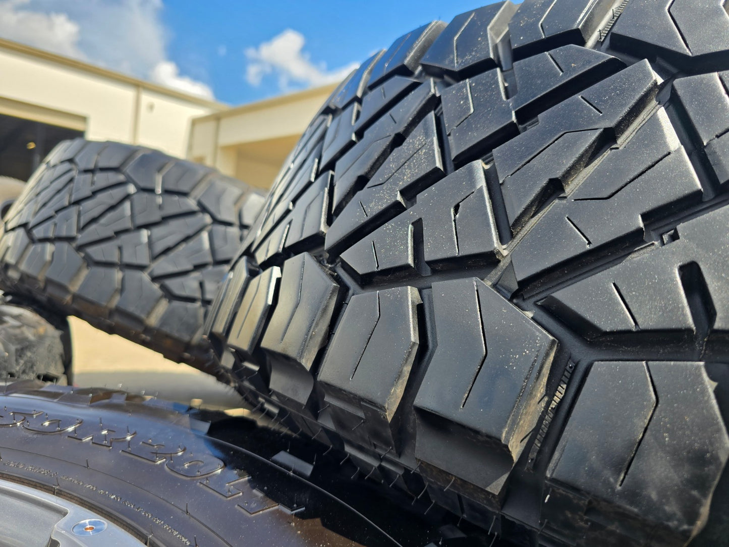 20x10 20" FUEL D693 Blitz Ford F-250 F-350 rims wheels tires 8x170 -18 NITRO 37"