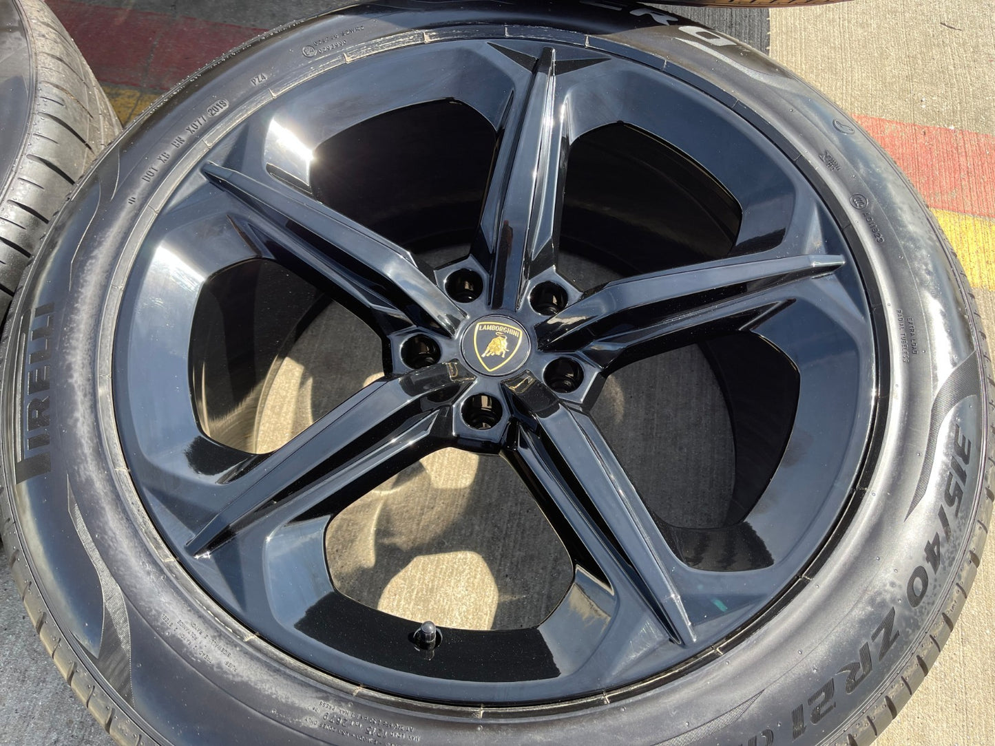 21" Lamborghini Urus OEM wheels rims Taigete 2018 2019 2023 2024 2025 PIRELLI