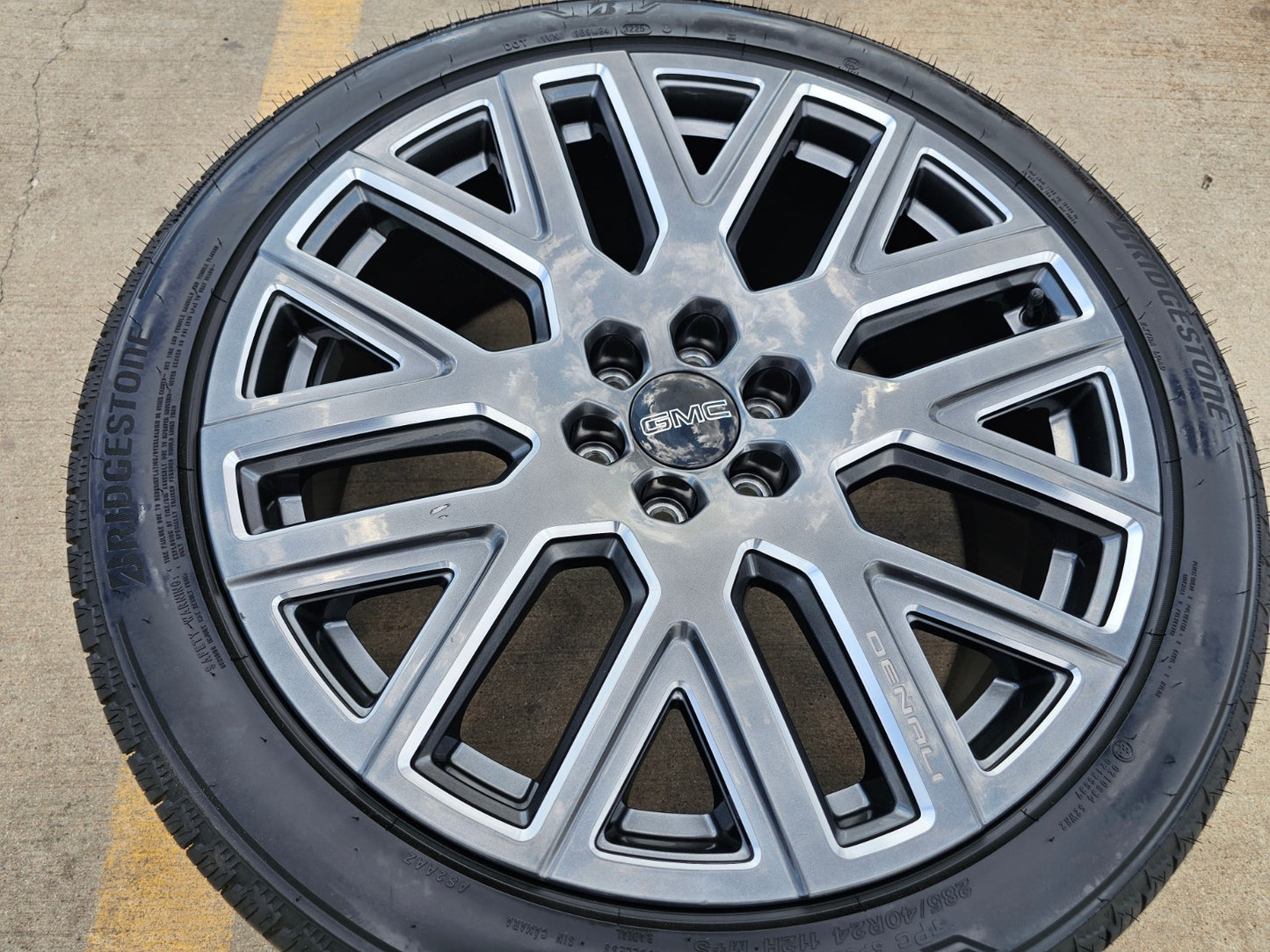 (1) 24" GMC Yukon Sierra DENALI OEM wheel rim tire 2022 2023 2024 2025 2026 2027