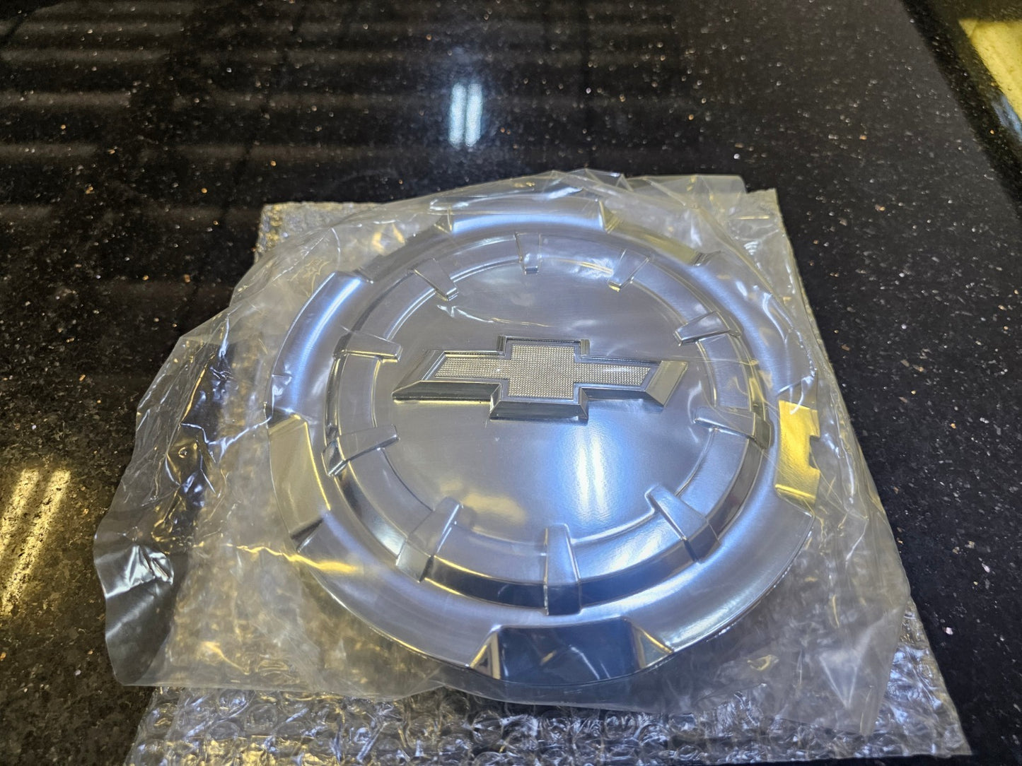 (1) 8" Chevy Silverado 1500 Tahoe Suburban OEM Replica center cap C5651