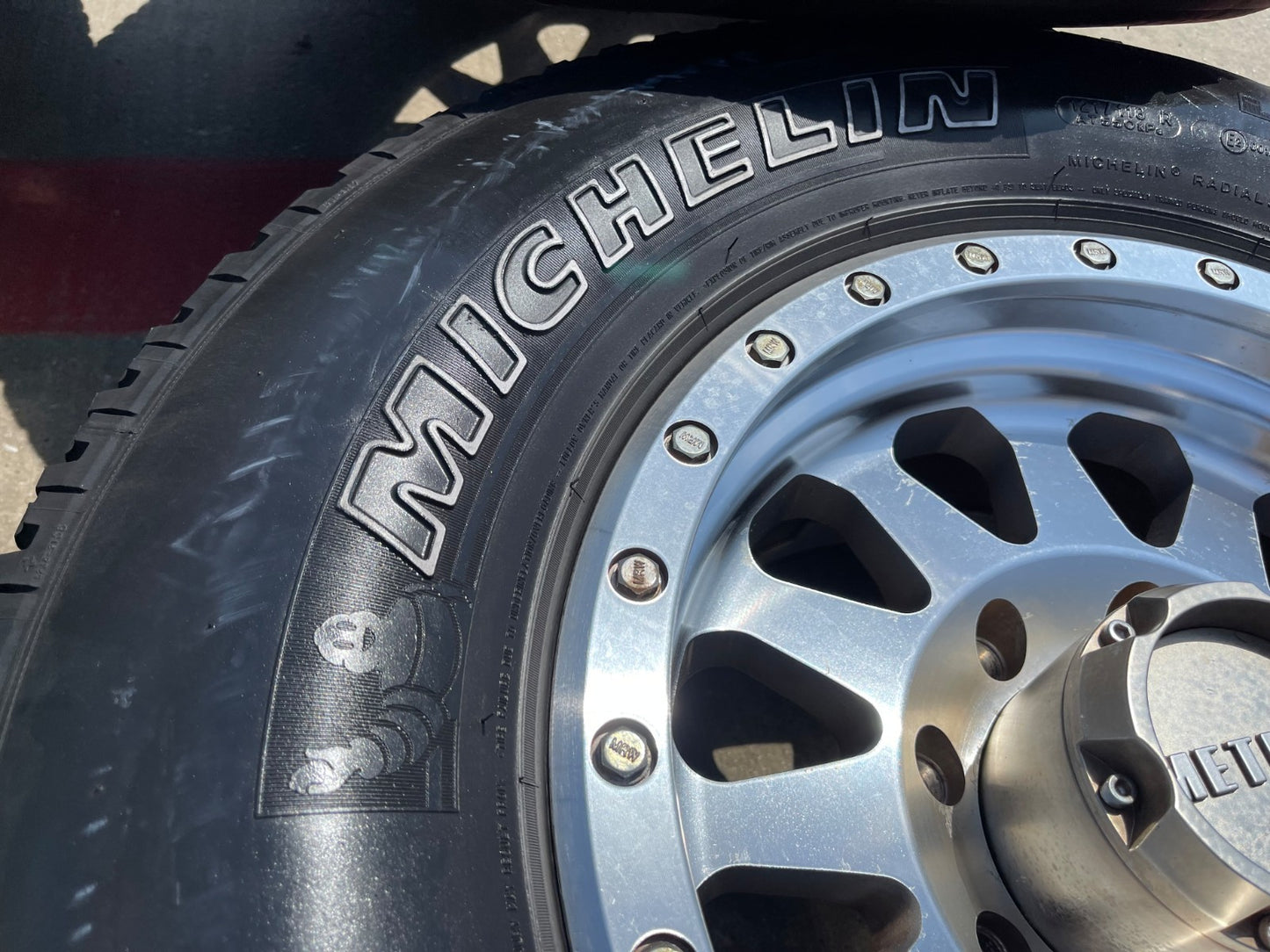 17" 17x8.5 Method 304 MR304 Ford F-250 F-350 rims wheels MICHELIN 8x170 SET